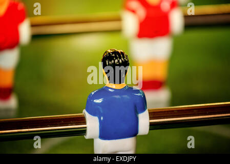 Vintage Tischfußball, blauen und roten Teamplayer im Tischfußball oder Fußball Kicker Spiel, selektiven Fokus, Retro-Ton-Effekt, Jersey Stockfoto