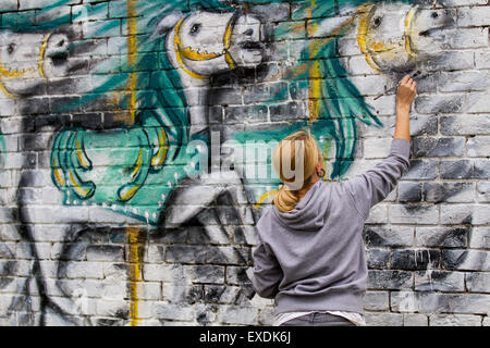 Cookson St Auto Park Hotel, Blackpool, Lancashire, UK. 12. Juli 2015. Leona Bell Karussell Malerei Pferde an den Sand, Meer & Spray Urban Art Wochenende. 40 führenden Künstlern aus vier Kontinenten Farbe Blackpool für die jährliche Meer, Sand und Spray Festival, das ist ein internationales Wochenende event, diverse Street Art. Die Attraktion in verschiedenen Stadtzentrum Standorte hat bereits eine Reihe von outdoor Galerien eine Aktualisierung der bestehenden Räume und die Schaffung von neuen Stücken. Stockfoto