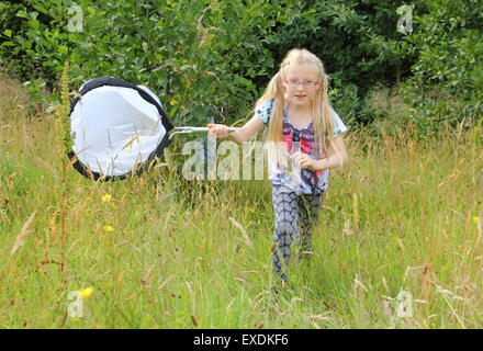 Shipley, Derbyshire, UK. 12. Juli 2015. Emily Taylor, 7, von Chaddesden, Derby jagt Wanzen in Grünland am Shipley Country Park, Derbyshire bei einem Insekt Jagd unter der Leitung von Derbyshire und Nottinghamshire Entomological Society. Bildnachweis: Deborah Vernon/Alamy Live-Nachrichten Stockfoto