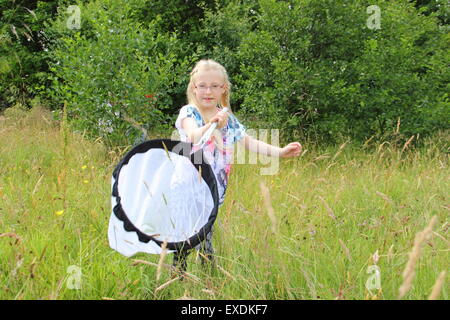 Shipley, Derbyshire, UK. 12. Juli 2015. Emily Taylor, 7, von Chaddesden, Derby jagt Wanzen in Grünland am Shipley Country Park, Derbyshire bei einem Insekt Jagd unter der Leitung von Derbyshire und Nottinghamshire Entomological Society. Bildnachweis: Deborah Vernon/Alamy Live-Nachrichten Stockfoto