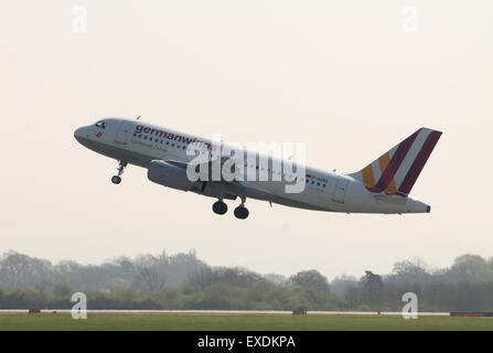 Germanwings Airbus A319 ausziehen aus Manchester Flughafen. Stockfoto