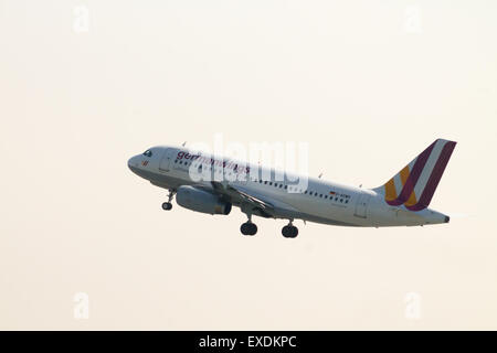 Germanwings Airbus A319 ausziehen aus Manchester Airport Stockfoto