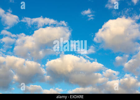 Weiße Wolken im blauen Himmel Stockfoto