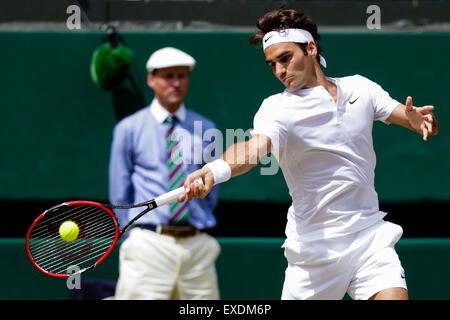 Wimbledon, Großbritannien. 12. Juli 2015. Das Tennisturnier von Wimbledon. Gentlemens-Einzel-Finale zwischen Novak Djokovic (SRB) und Roger Federer (SUI). Roger Federer in Aktion Credit: Action Plus Sport/Alamy Live News Stockfoto