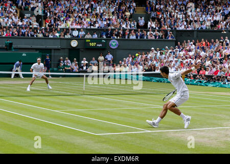 Wimbledon, Großbritannien. 12. Juli 2015. Das Tennisturnier von Wimbledon. Gentlemens-Einzel-Finale zwischen Novak Djokovic (SRB) und Roger Federer (SUI). Novak Djokovic in Aktion Credit: Action Plus Sport/Alamy Live News Stockfoto