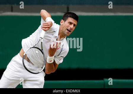 Wimbledon, Großbritannien. 12. Juli 2015. Das Tennisturnier von Wimbledon. Gentlemens-Einzel-Finale zwischen Novak Djokovic (SRB) und Roger Federer (SUI). Novak Djokovic in Aktion Credit: Action Plus Sport/Alamy Live News Stockfoto