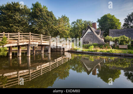 Flatford Brücke und Brücke Häuschen am Fluss Stour in Dedham Vale, Suffolk, England. Stockfoto