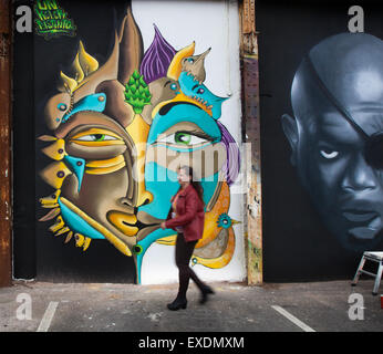 Cookson St Auto Park Hotel, Blackpool, Lancashire, UK. 12. Juli 2015. Monica Mrozowska von warswa am Sand, Meer & Spray Urban Art Wochenende. 40 führenden Künstlern aus vier Kontinenten Farbe Blackpool für die jährliche Meer, Sand und Spray Festival, das ist ein internationales Wochenende event, diverse Street Art. Die Attraktion in verschiedenen Stadtzentrum Standorte hat bereits eine Reihe von outdoor Galerien eine Aktualisierung der bestehenden Räume und die Schaffung von neuen Stücken. Fußgänger vorbei Streetart, Graffiti Wandbild, Dekoration. Stockfoto