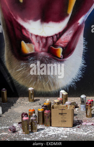 Cookson St Auto Park Hotel, Blackpool, Lancashire, UK. 12. Juli 2015. Die Arbeit von Ivo Lächeln Santos im Sand, Meer & Spray Urban Art Wochenende. 40 führenden Künstlern aus vier Kontinenten Farbe Blackpool für die jährliche Meer, Sand und Spray Festival, das ist ein internationales Wochenende event, diverse Street Art. Die Attraktion in verschiedenen Stadtzentrum Standorte hat bereits eine Reihe von outdoor Galerien eine Aktualisierung der bestehenden Räume und die Schaffung von neuen Stücken. Stockfoto