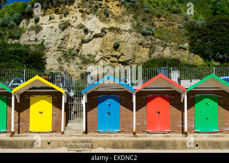 Bunt bemalten Strandhütten in Swanage, Dorset, Großbritannien Stockfoto