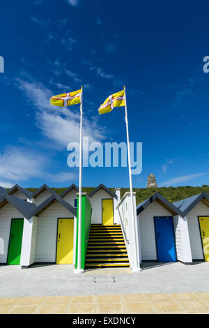 Strandhütten mit Dorset Fahnen in Swanage, Dorset, Großbritannien Stockfoto