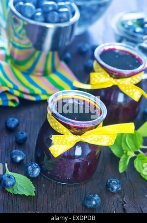 Blaubeeren Marmelade im Glas Bank und auf einem Tisch Stockfoto