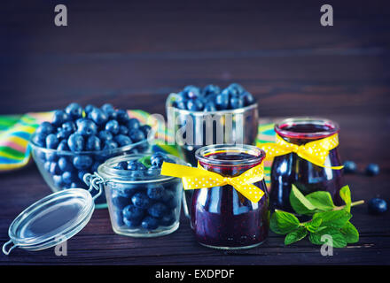 Blaubeeren Marmelade im Glas Bank und auf einem Tisch Stockfoto