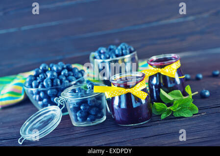 Blaubeeren Marmelade im Glas Bank und auf einem Tisch Stockfoto