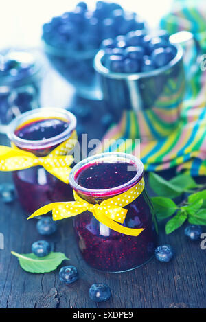 Blaubeeren Marmelade im Glas Bank und auf einem Tisch Stockfoto