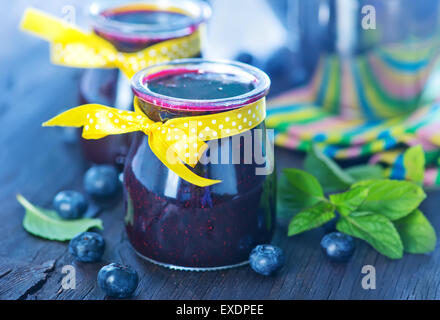 Blaubeeren Marmelade im Glas Bank und auf einem Tisch Stockfoto