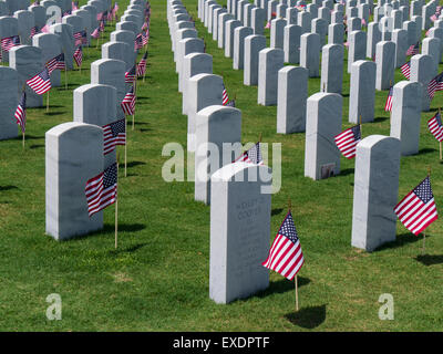 Reihen von Grabsteinen und amerikanische Flaggen in Sarasota National Cemetery in Sarasota Florida Stockfoto