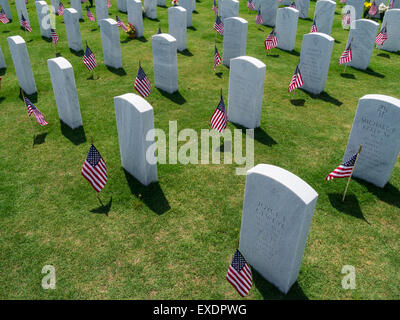 Amerikanische Flaggen am Kopf Grabsteine in Sarasota National Cemetery in Sarasota Florida Stockfoto