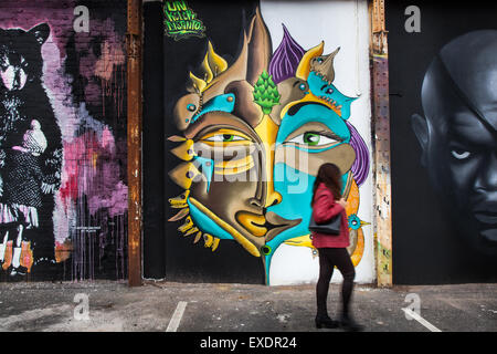 Cookson St Auto Park Hotel, Blackpool, Lancashire, UK. 12. Juli 2015. Arbeit von Amara Por Dios im Sand, Meer & Spray Urban Art Wochenende. 40 führenden Künstlern aus vier Kontinenten Farbe Blackpool für die jährliche Meer, Sand und Spray Festival, das ist ein internationales Wochenende event, diverse Street Art. Die Attraktion in verschiedenen Stadtzentrum Standorte hat bereits eine Reihe von outdoor Galerien eine Aktualisierung der bestehenden Räume und die Schaffung von neuen Stücken. Fußgänger vorbei Streetart, Graffiti Wandbild, Dekoration. Stockfoto