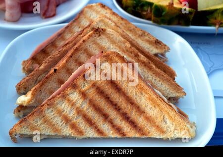 Schinken und Käse Toasties auf einen blauen Teller Stockfoto