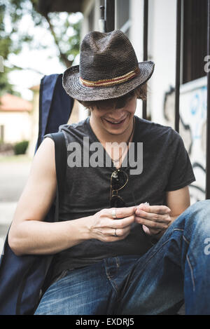 junge stilvolle blonde Hipster Mann im park Stockfoto