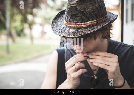 junge stilvolle blonde Hipster Mann im park Stockfoto