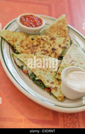 Beiträge Spinat Quesadilla in leckere Dreiecke geschnitten Stockfoto