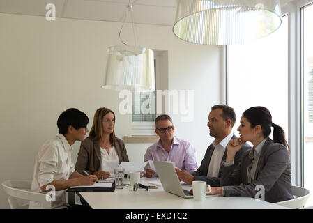 Business-Meeting in einer hellen Umgebung Stockfoto