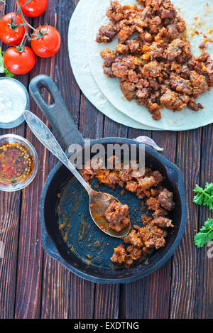 Hackfleisch mit Tomatensoße in Pfanne Stockfoto