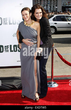 Anna Friel und Brooke Shields an der Los-Angeles-premiere von "Land Of The Lost". Stockfoto