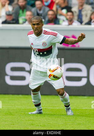 Mönchengladbach, Deutschland. 12. Juli 2015. Münchens Douglas Costa in Aktion während der Fußball-match zwischen Bayern München und FC Augsburg bei der Telekom Cup in Mönchengladbach, 12. Juli 2015. Foto: GUIDO KIRCHNER/Dpa/Alamy Live News Stockfoto