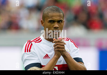 Mönchengladbach, Deutschland. 12. Juli 2015. Münchens Douglas Costa faltet seine Hände während dem Fußballspiel zwischen Bayern München und FC Augsburg bei der Telekom Cup in Mönchengladbach, 12. Juli 2015. Foto: GUIDO KIRCHNER/Dpa/Alamy Live News Stockfoto