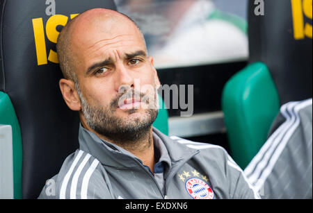 Mönchengladbach, Deutschland. 12. Juli 2015. Trainer Pep Guardiola von Bayern München beim Fußballspiel zwischen Bayern München und FC Augsburg bei der Telekom Cup in Mönchengladbach, 12. Juli 2015. Foto: GUIDO KIRCHNER/Dpa/Alamy Live News Stockfoto