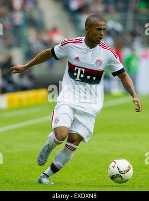 Mönchengladbach, Deutschland. 12. Juli 2015. Münchens Douglas Costa in Aktion während der Fußball-match zwischen Bayern München und FC Augsburg bei der Telekom Cup in Mönchengladbach, 12. Juli 2015. Foto: GUIDO KIRCHNER/Dpa/Alamy Live News Stockfoto