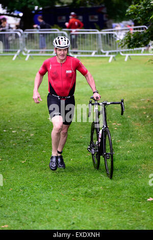 Markeaton Park, Derby, UK. 12. Juli 2015. Gordon Ramsey verlassen den Fahrrad-Übergang am Jenson Button Vertrauen Triathlon im Markeaton Park, Derby, UK. 12. Juli 2015 Kredit: Steve Tucker/Alamy Live-Nachrichten Stockfoto