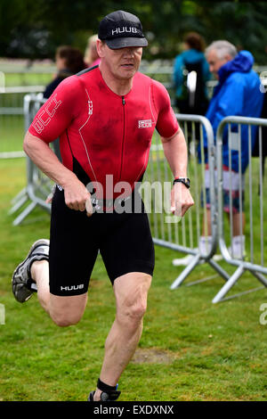 Markeaton Park, Derby, UK. 12. Juli 2015. Gordon Ramsey im Abschnitt ausführen von Jenson Button Vertrauen Triathlon im Markeaton Park, Derby, UK. 12. Juli 2015 Kredit: Steve Tucker/Alamy Live-Nachrichten Stockfoto