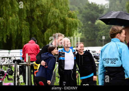 Markeaton Park, Derby, UK. 12. Juli 2015. Gordon Ramsey findet Zeit, um mit Mitbewerber trotz des Regens, vor Beginn der pose der Jenson Button Vertrauen Triathlon im Markeaton Park, Derby, UK. 12. Juli 2015 Kredit: Steve Tucker/Alamy Live-Nachrichten Stockfoto