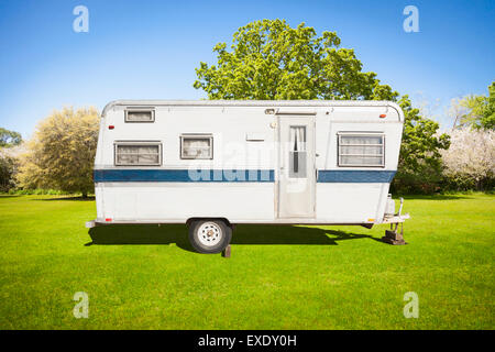 Klassische alte Zeltanhänger In Wiese mit schönen Bäumen. Stockfoto