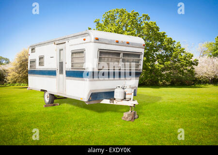 Klassische alte Zeltanhänger In Wiese mit schönen Bäumen. Stockfoto