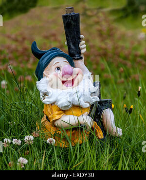 Lustige Zwerge im Garten Stockfoto