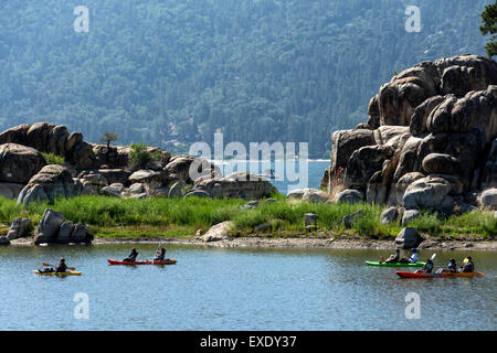 Teens und Kids Kajak auf Big Bear Lake, Big Bear, Kalifornien. Stockfoto