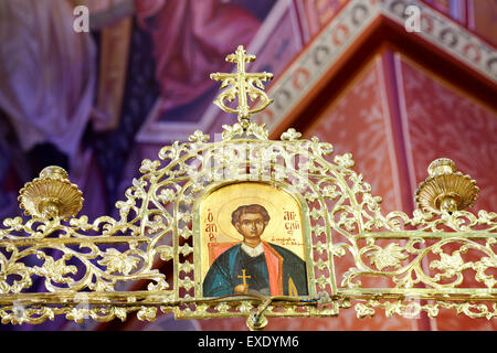 Wunderschön geschmückt religiöse griechische Ikonographie, eingefangen in der schönen Kirche Tessaron Martiron in Rethymnon. Stockfoto