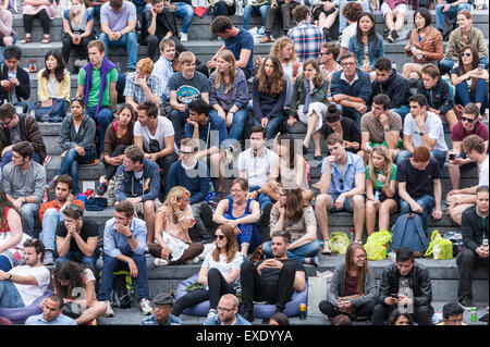 London, UK. 12. Juli 2015. Die Menschen sehen eine Riesenleinwand im Freien, in der Nähe von Rathaus, zeigt der 2015 Wimbledon Herren-Finale zwischen Novak Djokovic und Roger Federer. Bildnachweis: Stephen Chung / Alamy Live News Stockfoto