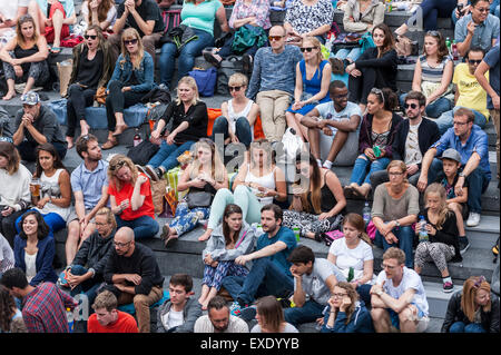 London, UK. 12. Juli 2015. Die Menschen sehen eine Riesenleinwand im Freien, in der Nähe von Rathaus, zeigt der 2015 Wimbledon Herren-Finale zwischen Novak Djokovic und Roger Federer. Bildnachweis: Stephen Chung / Alamy Live News Stockfoto