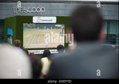 London, UK. 12. Juli 2015. Die Menschen sehen eine Riesenleinwand im Freien, in der Nähe von Rathaus, zeigt der 2015 Wimbledon Herren-Finale zwischen Novak Djokovic und Roger Federer. Bildnachweis: Stephen Chung / Alamy Live News Stockfoto