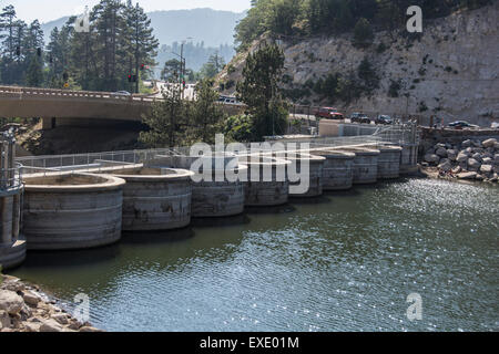 Eine alte Staumauer in Big Bear, bekannt als der Bear Valley Damm der 1912 fertiggestellt wurde. Stockfoto