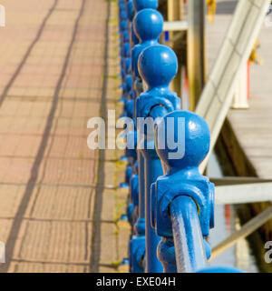 Blau Metall Promenade Geländer Stockfoto