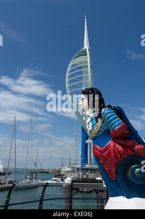 Portsmouth Gunwharf Quays und Spinnaker Tower, mit einer Marine Galionsfigur im Vordergrund. Stockfoto