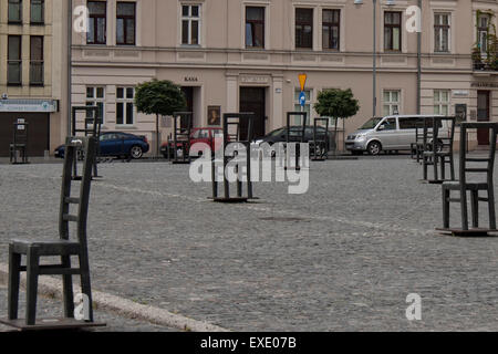 Die sechzig Stühle-Denkmal in Krakau auf dem Gelände des jüdischen Ghettos, 60.000 Juden in Krakau zu verewigen. Stockfoto