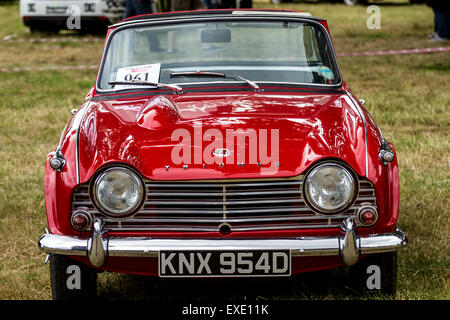 Glamis Schottland, Großbritannien. 12h Juli 2015. 1966 Triumph TR4A "auf der 41. schottische Transport Extravaganza statt auf Glamis Castle ausstellenden Oldtimer von 1890 bis 1975.  Bildnachweis: Dundee Photographics/Alamy Live-Nachrichten Stockfoto